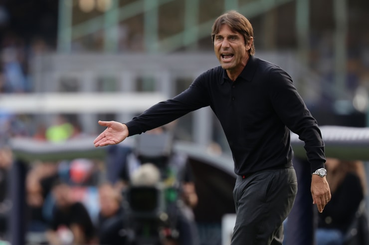 Antonio Conte a bordo campo - Foto Lapresse - Ilpallonegonfiato