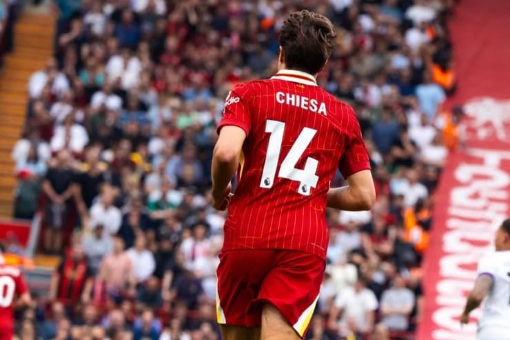 Federico Chiesa in campo con la maglia del Liverpool - Foto social del club - Ilpallonegonfiato