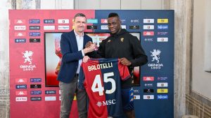 Mario Balotelli alla presentazione come nuovo giocatore del Genoa - Foto Lapresse - Ilpallonegonfiato