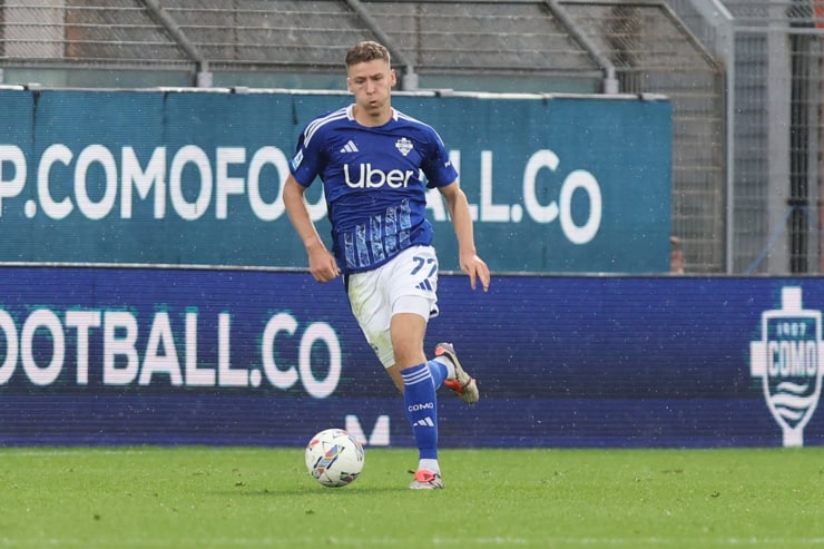 Van Der Brumpt in campo con la maglia del Como - Foto Lapresse - Ilpallonegonfiato