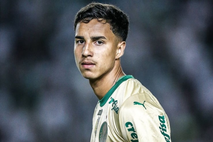 Vitor Reis in campo con la maglia del Palmeiras - Foto dal profilo Instagram del giocatore - Ilpallonegonfiato