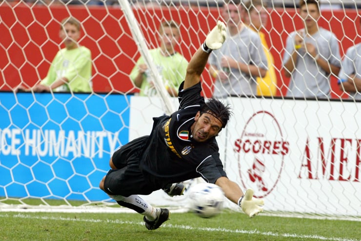 Gianluigi Buffon con la maglia della Juventus - Foto Lapresse - Ilpallonegonfiato