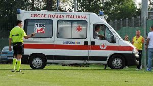 L'ambulanza in campo - Foto Lapresse - Ilpallonegonfiato