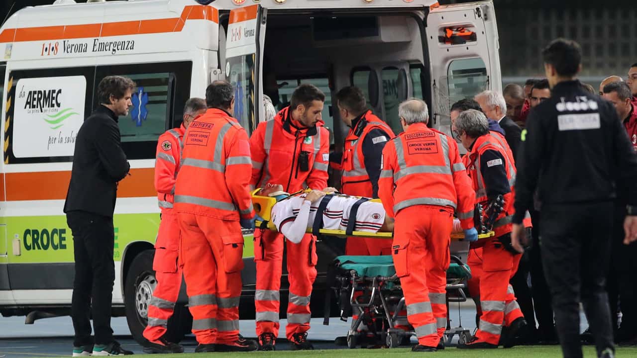 L'ambulanza interviene in campo - Foto Lapresse - Ilpallonegonfiato