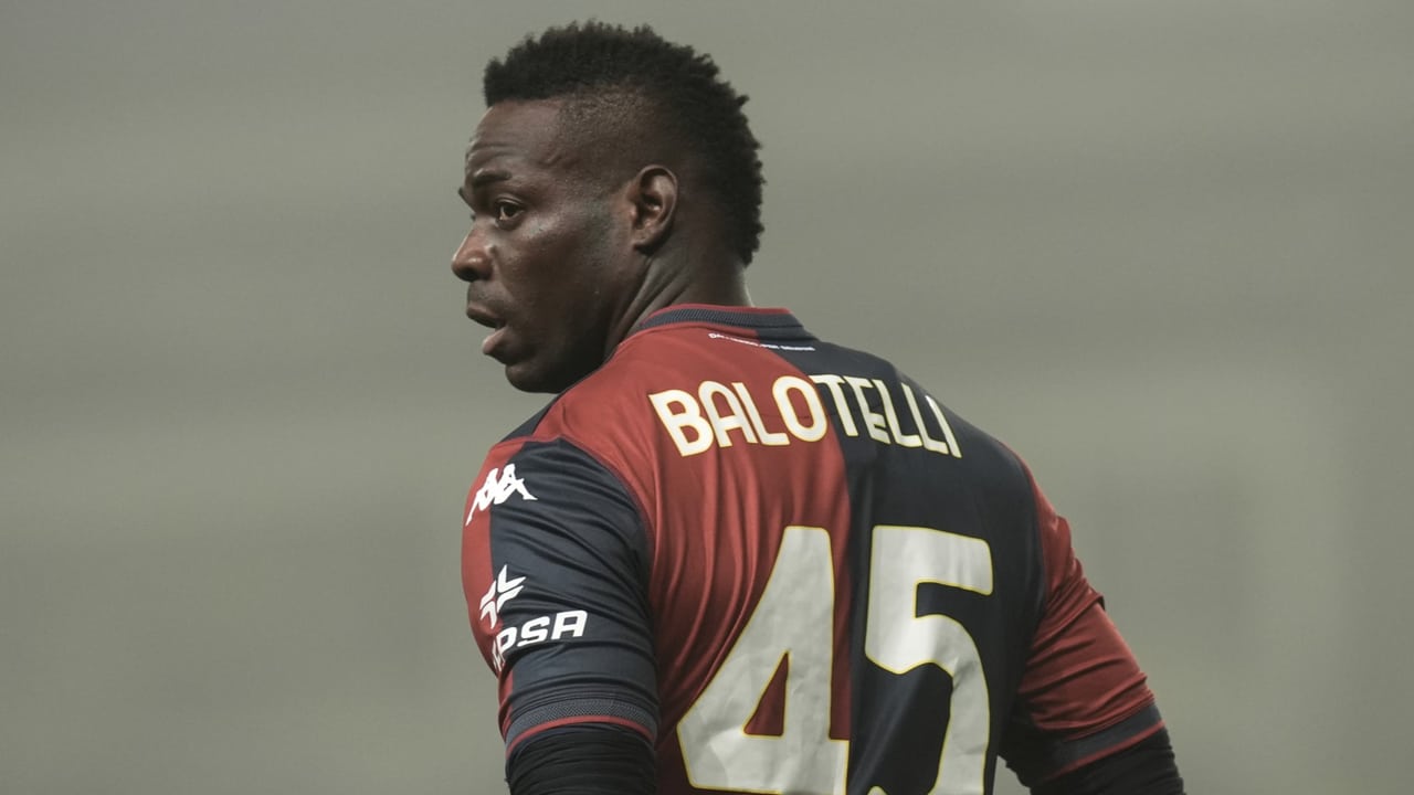 Mario Balotelli al debutto con la maglia del Genoa - Foto Lapresse - Ilpallonegonfiato