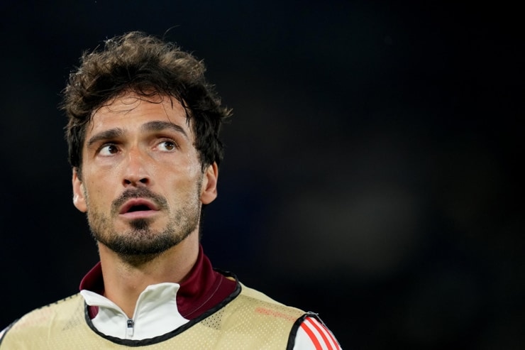 Mats Hummels durante il riscaldamento - Foto Lapresse - Ilpallonegonfiato