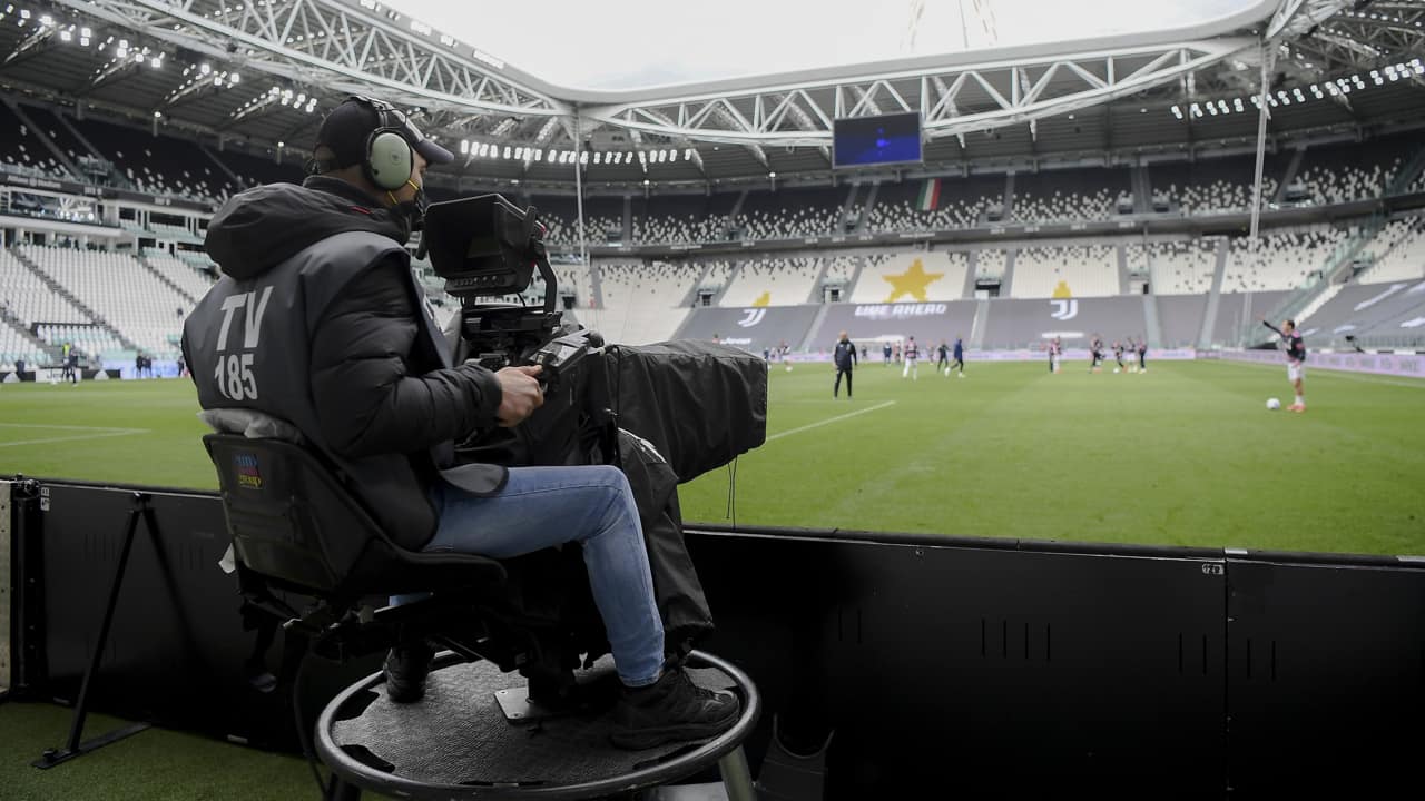 Una telecamera a bordo campo - Foto Lapresse - Ilpallonegonfiato