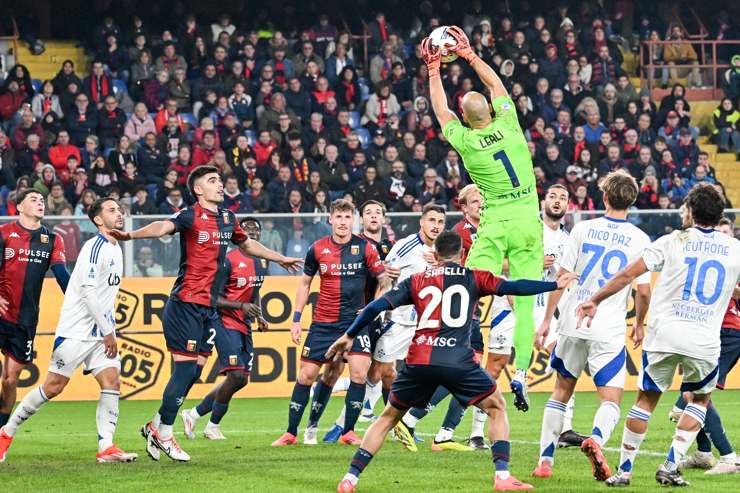 Un'azione della partita tra Genoa e Como - Foto Lapresse - Ilpallonegonfiato