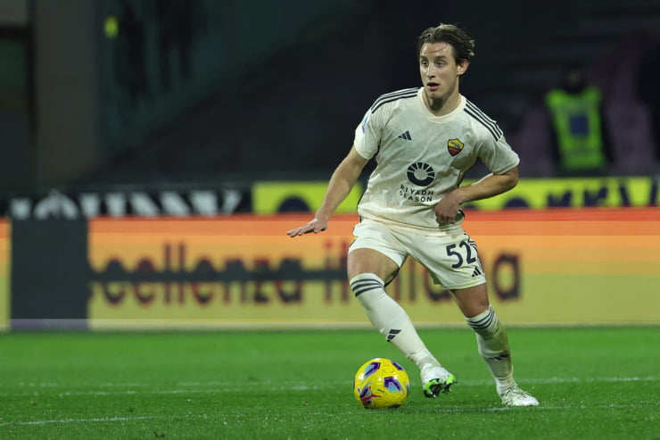 Edoardo Bove in campo con la maglia della Roma - Foto Lapresse - Ilpallonegonfiato