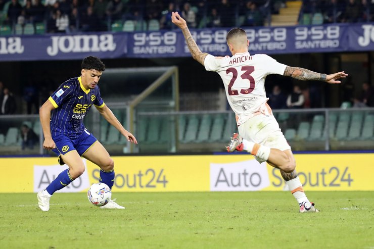 Harroui in campo con la maglia dell'Hellas Verona - Foto Lapresse - Ilpallonegonfiato