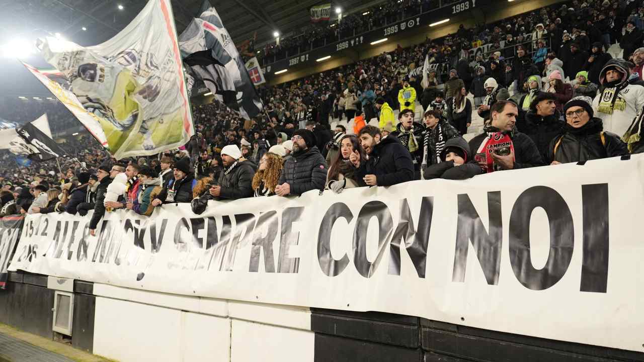 I tifosi in curva - Foto Lapresse - Ilpallonegonfiato