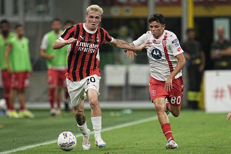 Jimenez in campo con la maglia del Milan - Foto Lapresse - Ilpallonegonfiato