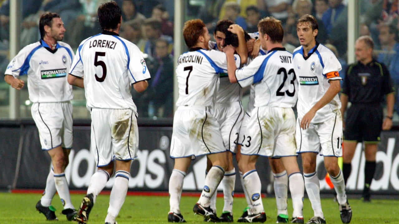 L'Atalanta festeggia una rete in una partita della stagione 2003 - Foto Lapresse - Ilpallonegonfiato