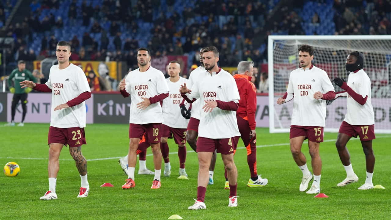 La Roma nel riscaldamento pre partita - Foto Lapresse - Ilpallonegonfiato