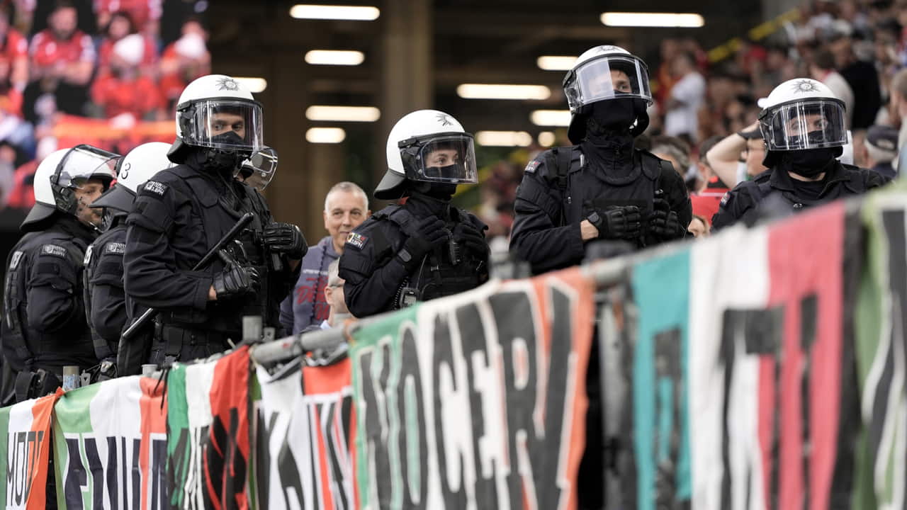 La polizia in curva - Foto Lapresse - Ilpallonegonfiato