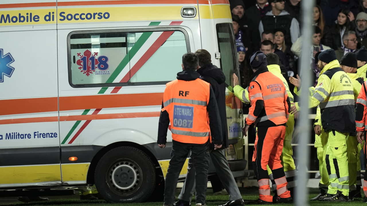 L'ambulanza in campo - Foto Lapresse - Ilpallonegonfiato