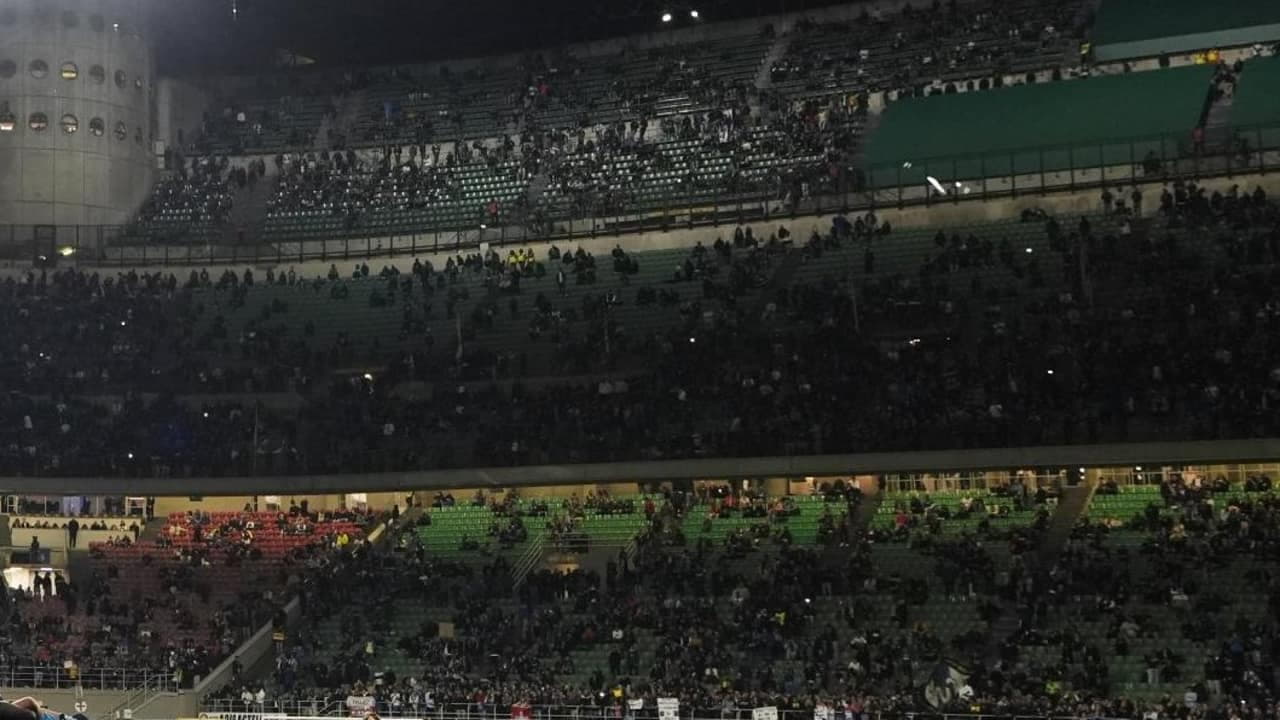 Lo stadio san siro di Milano - Foto Lapresse - Ilpallonegonfiato