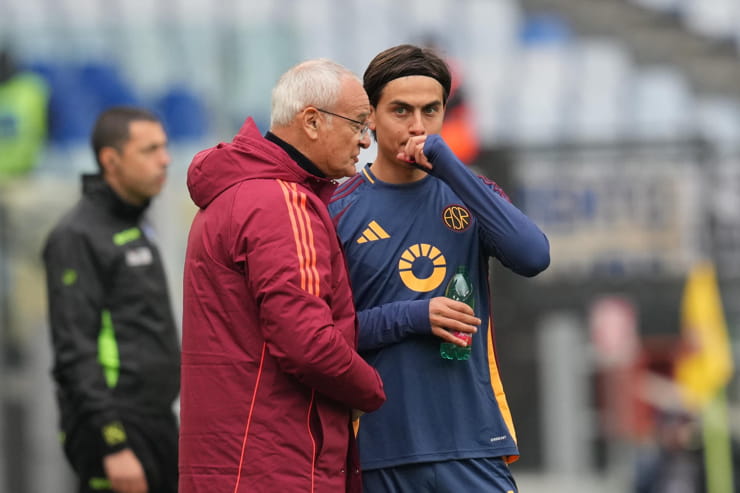 Paulo Dybala a colloquio con Claudio Ranieri - Foto Lapresse - Ilpallonegonfiato