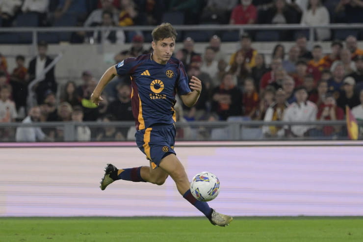 Tommaso Baldanzi in campo con la maglia della Roma - Foto Lapresse - Ilpallonegonfiato