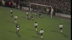 Un match di Premier League degli anni '90 - screen YouTube - Ilpallonegonfiato