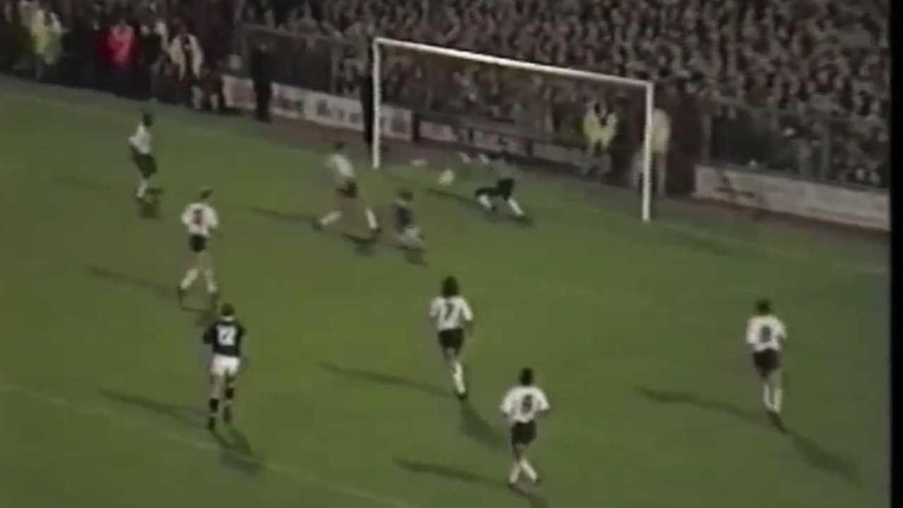 Un match di Premier League degli anni '90 - screen YouTube - Ilpallonegonfiato