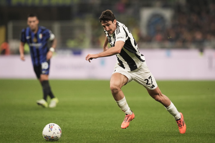 Andrea Cambiaso in campo con la maglia della Juventus - Foto Lapresse - Ilpallonegonfiato