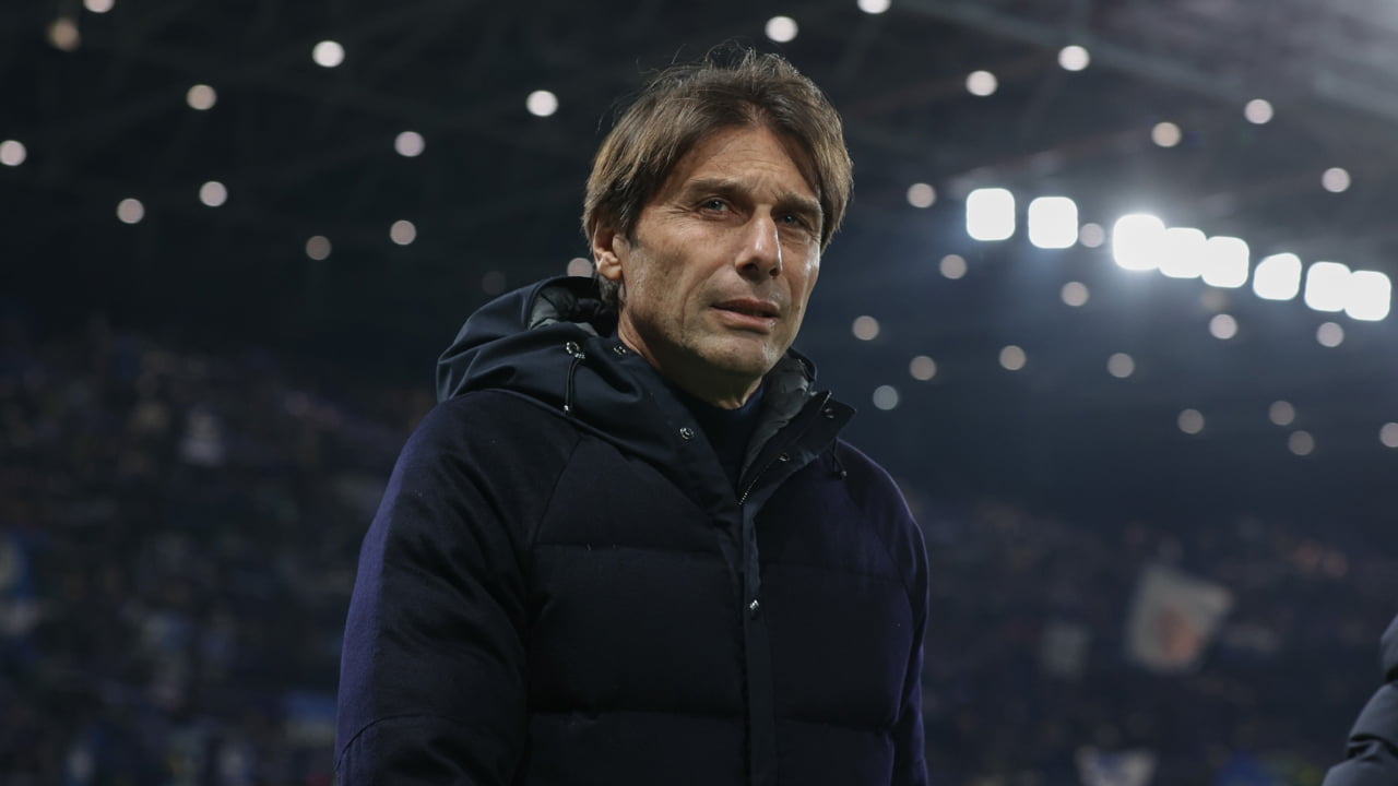 Antonio Conte, allenatore del Napoli, a bordo campo - Foto Lapresse - Ilpallonegonfiato