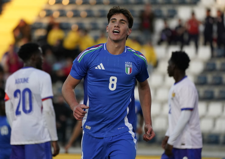 Cesare Casadei in campo con la maglia dell'Under 21 - Foto Lapresse - Ilpallonegonfiato