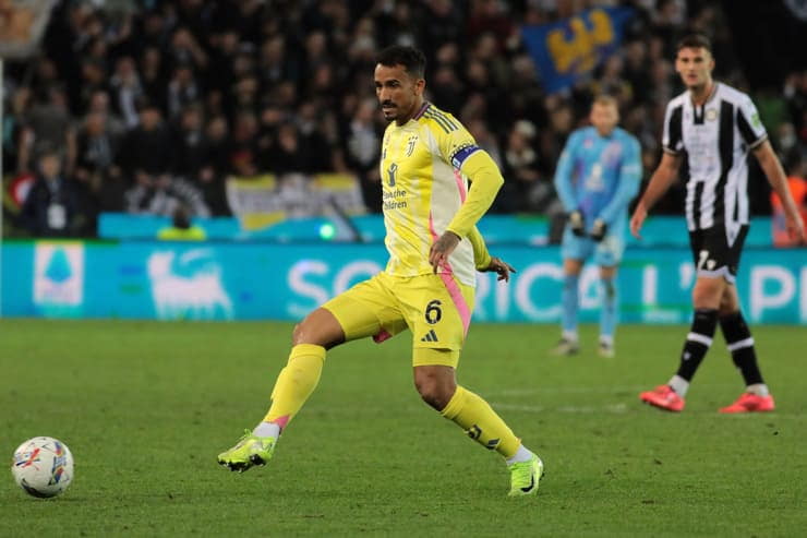 Danilo in campo con la maglia della Juventus - Foto Lapresse - Ilpallonegonfiato