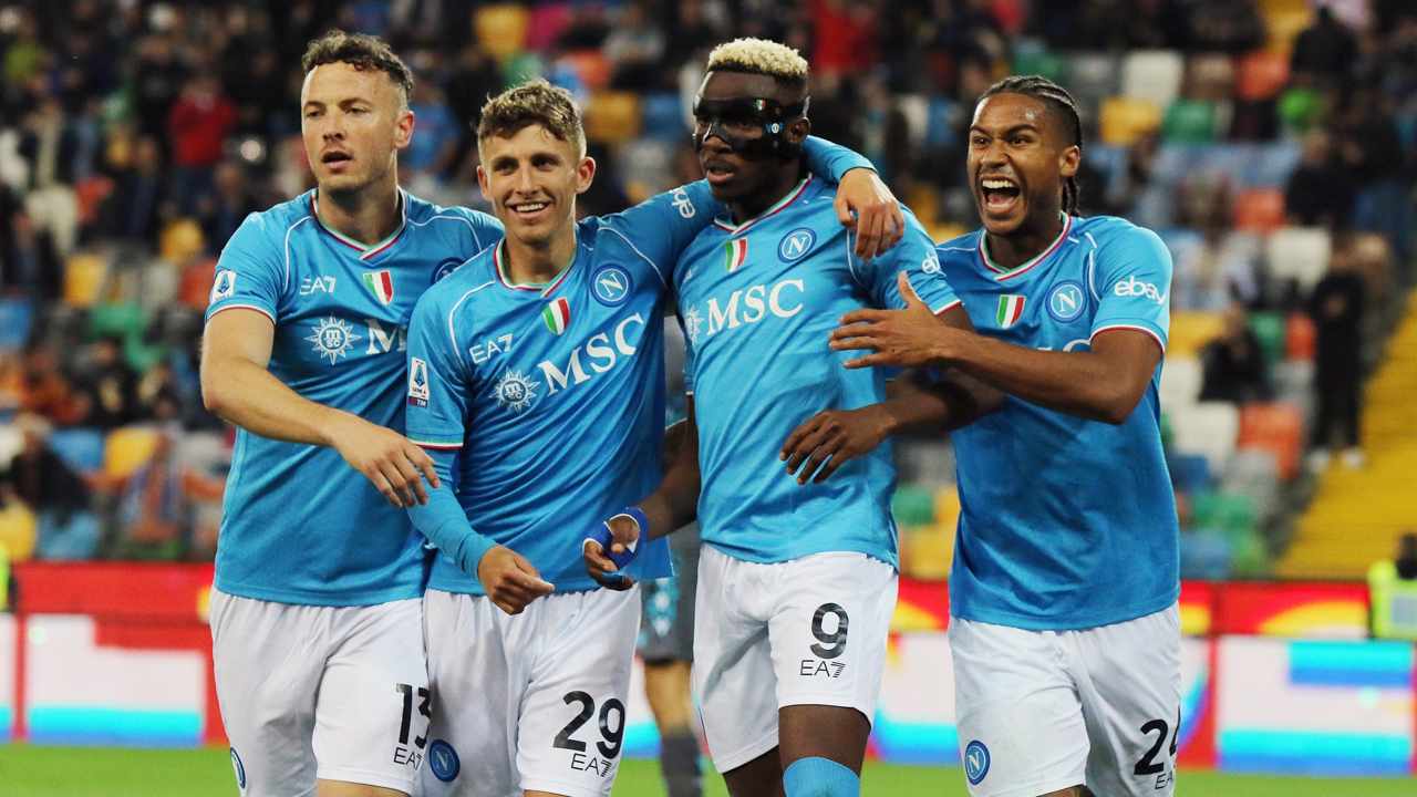 Il Napoli festeggia una rete - Foto Lapresse - Ilpallonegonfiato