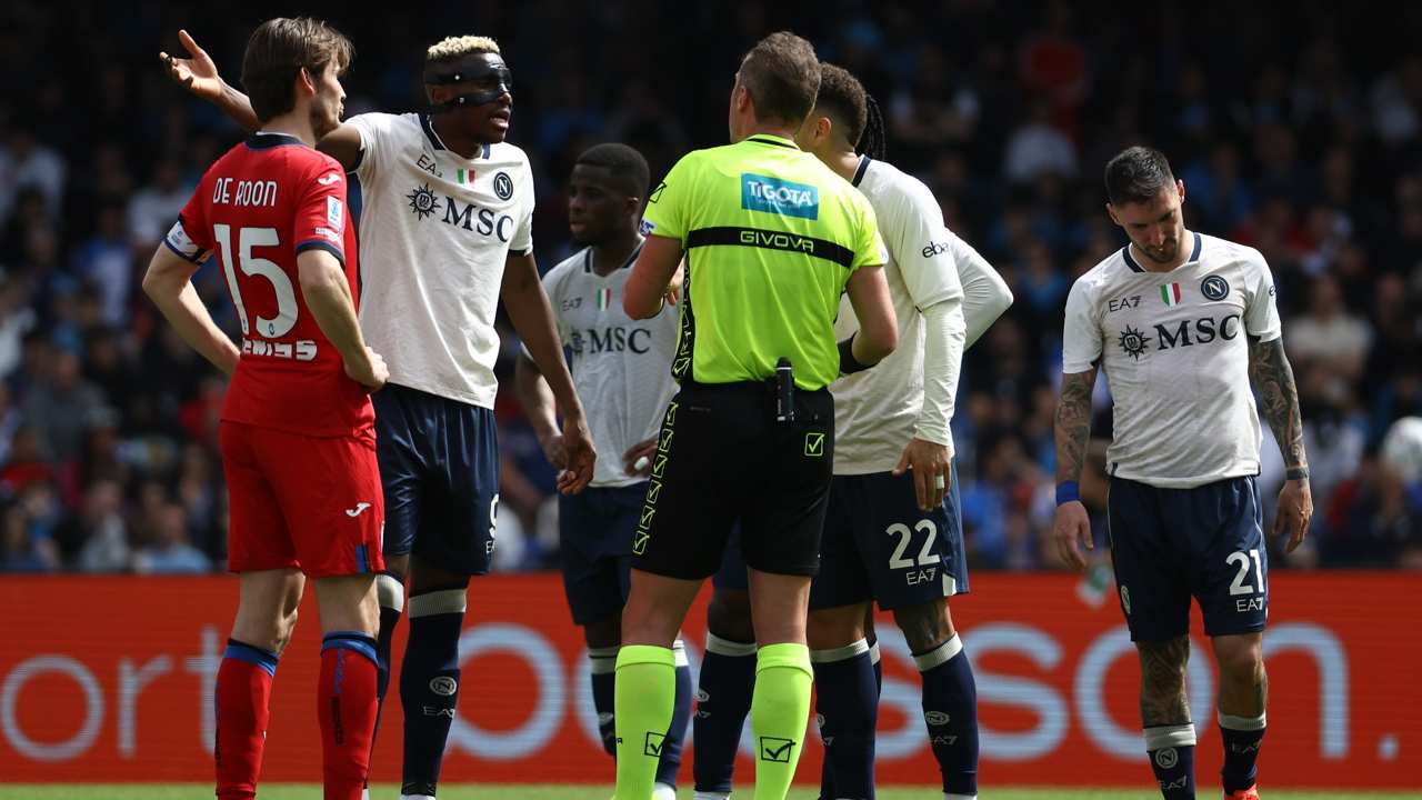 Le proteste nei confronti dell'arbitro - Foto Lapresse - Ilpallonegonfiato