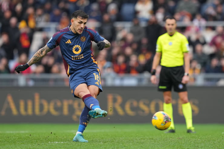 Leandro Paredes in campo con la maglia della Roma - Foto Lapresse - Ilpallonegonfiato