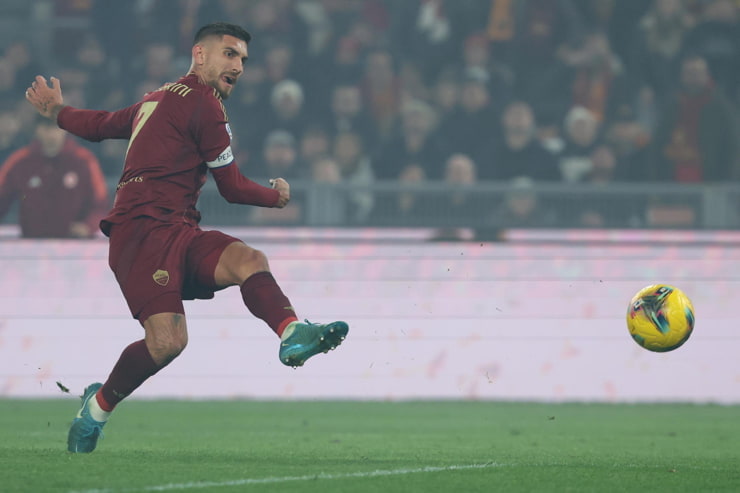 Lorenzo Pellegrini in campo con la maglia della Roma - Foto Lapresse - Ilpallonegonfiato