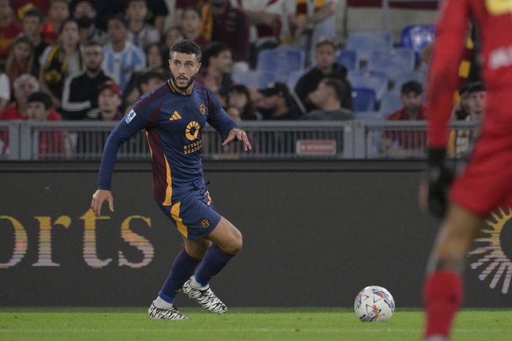 Mario Hermoso in campo con la maglia della Roma - Foto Lapresse - Ilpallonegonfiato