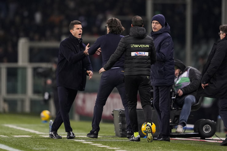 Thiago Motta e Paolo Vanoli a confronto a bordo campo - Foto Lapresse - Ilpallonegonfiato