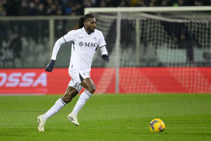 Zambo Anguissa in campo con la maglia del Napoli - Foto Lapresse - Ilpallonegonfiato