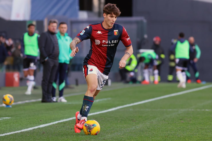 Zanoli in campo con la maglia del Genoa - Foto Lapresse - Ilpallonegonfiato