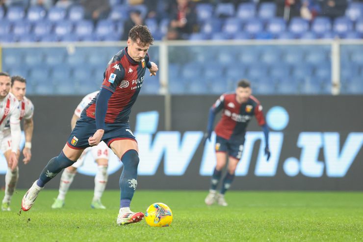 Andrea Pinamonti in campo con la maglia del Genoa - Foto Lapresse - Ilpallonegonfiato