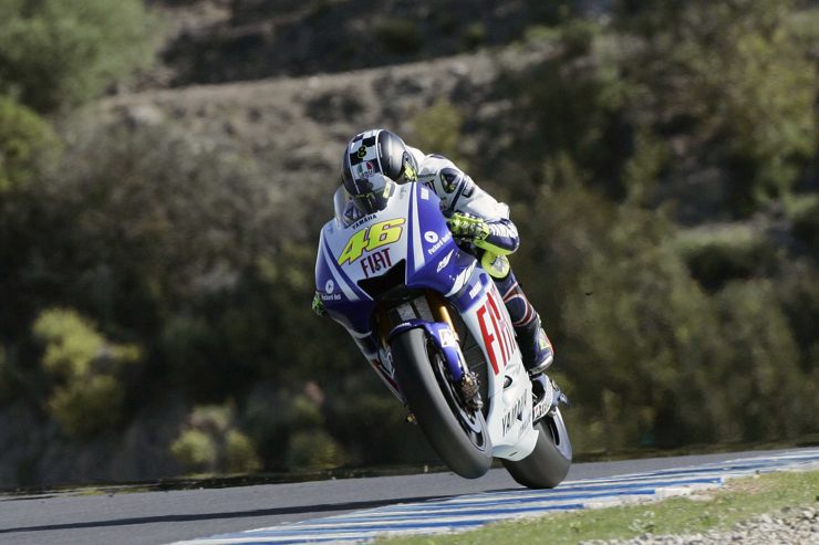 Valentino Rossi in pista - Foto Lapresse - Ilpallonegonfiato